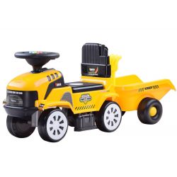 Veľký traktor s prívesom, žltý
